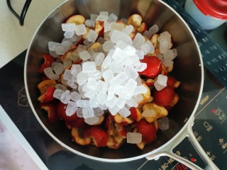 3、山楂果汁,到入锅中加冰糖