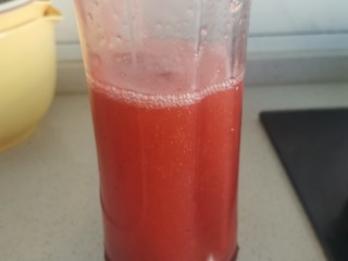 6、山楂果汁,把汁到入带盖子的杯中加水摇晃均匀