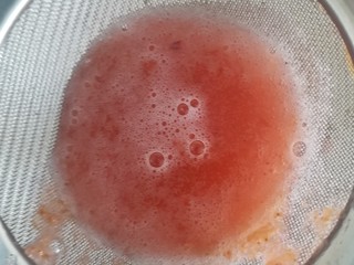 7、山楂果汁,用过滤网过滤果肉