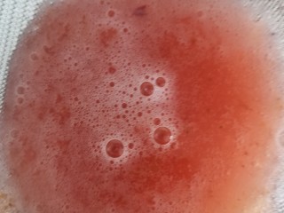 8、山楂果汁,过滤好后打去气泡和浮沫