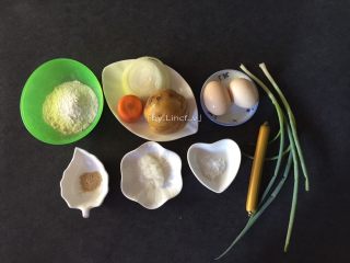 1、香煎土豆饼,准备所需食材:面粉50g、胡萝卜1小段、洋葱1/5个、土豆1个、火腿1根、鸡蛋2个、葱2根、白胡椒粉1匙、白糖3匙、盐1匙