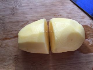 2、香煎土豆饼,先将土豆去皮洗净后切小