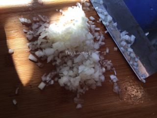 4、香煎土豆饼,将1/5个洋葱洗净后切成小丁待用