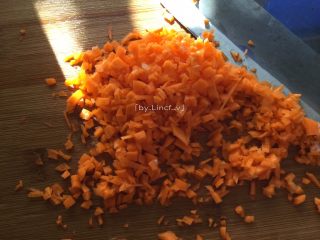 5、香煎土豆饼,1小段胡萝卜去皮后切成小丁待用