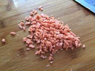 6、香煎土豆饼,1根火腿肠切成小丁待用