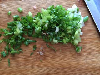 7、香煎土豆饼,2根葱洗净切成细小葱花待用