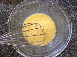 8、香煎土豆饼,将鸡蛋2个打入碗中，搅打均匀