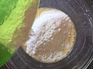 9、香煎土豆饼,然后加50g面粉