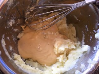 12、香煎土豆饼,加入搅拌均匀的鸡蛋面糊搅拌均匀