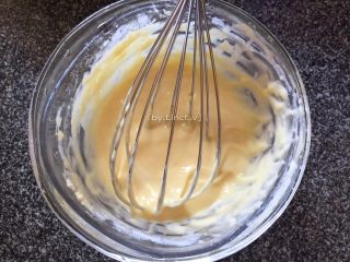 10、香煎土豆饼,搅拌均匀成无粉状的鸡蛋面糊待用