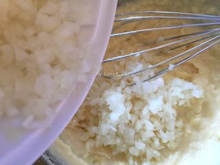 13、香煎土豆饼,接着加入切小的洋葱丁