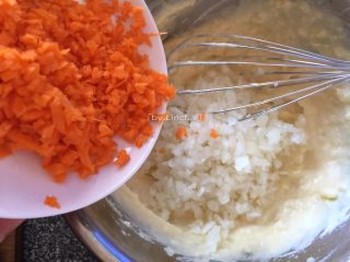 14、香煎土豆饼,加入切小的胡萝卜丁