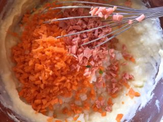 15、香煎土豆饼,加入切小的火腿葱丁