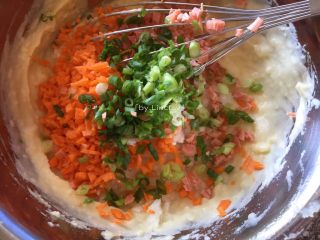 16、香煎土豆饼,加入细小的葱花，搅拌均匀