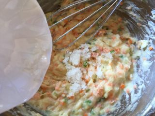 17、香煎土豆饼,接着加入3匙白糖