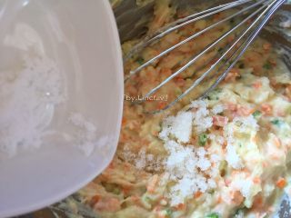 18、香煎土豆饼,加入1匙食用盐