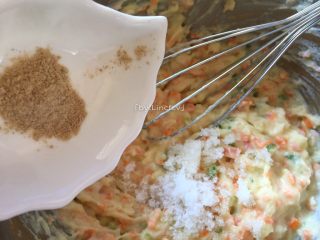 19、香煎土豆饼,加入1匙白胡椒粉调味，搅拌均匀