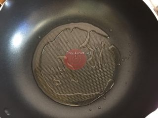 20、香煎土豆饼,热煎锅，中小火，倒入少许食用油