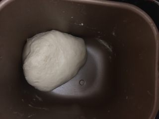 2、吐司面包,面包机揉20分钟后加入黄油，继续揉20分钟，揉出膜为宜