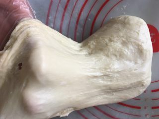 3、吐司面包,尽量揉出手套膜，组织会比较细腻