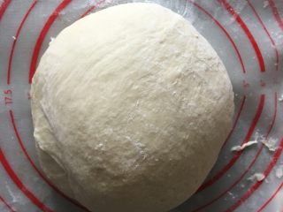 4、吐司面包,将面团放入容器盖湿布常温发酵至两倍大，取出后排气