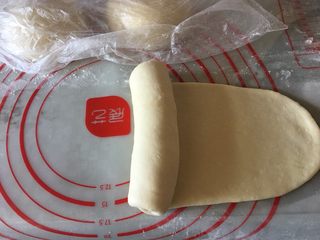 6、吐司面包,擀成长舌状卷起