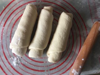 7、吐司面包,盖保鲜膜静置10分钟