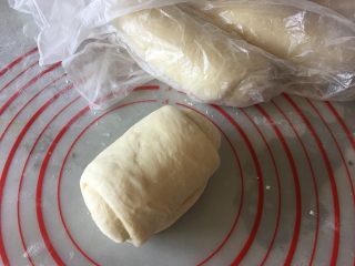 8、吐司面包,继续擀成牛舌状卷起