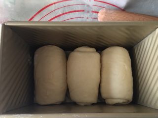 9、吐司面包,放入吐司盒