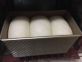 10、吐司面包,放入烤箱底下坐热水发酵45分钟左右，至九分满，烤箱中下层、上下火160度35分钟