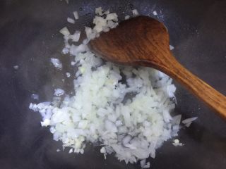 7、日式双茄意面,然后放入洋葱末炒出香味