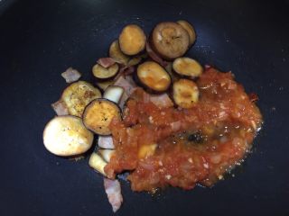 16、日式双茄意面,倒入做好的番茄酱翻炒均匀