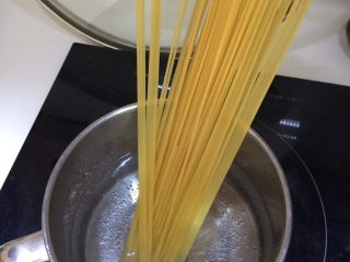 19、日式双茄意面,然后捞起煮好的意大利面放入双茄锅里