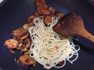 20、日式双茄意面,然后捞起煮好的意大利面放入双茄锅里