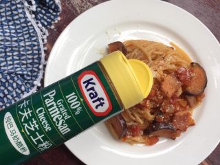 22、日式双茄意面,装盘撒上卡士芝士粉