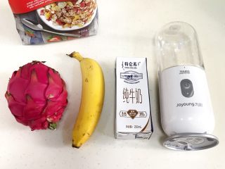 1、火龙果香蕉奶昔,准备好需要的食材。