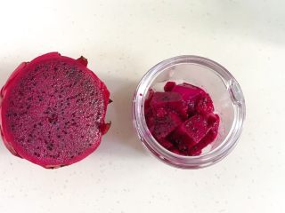 2、火龙果香蕉奶昔,取半个火龙果切块，放入搅拌杯内。