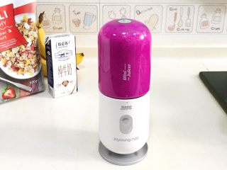 5、火龙果香蕉奶昔,启动搅拌杯，搅拌均匀。