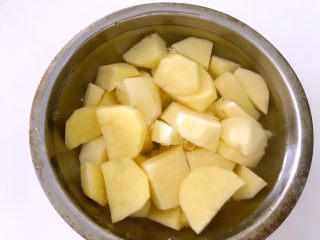 1、大盘鸡的做法及吃时注意事项,土豆去皮切成大小一致的块，泡水。