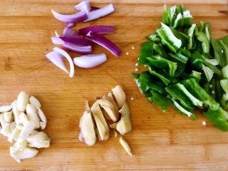 2、大盘鸡的做法及吃时注意事项,葱蒜切段，青椒、洋葱、生姜切片备用。