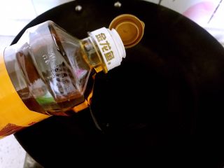 3、大盘鸡的做法及吃时注意事项,热锅加油。