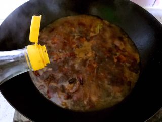 4、大盘鸡的做法及吃时注意事项,加料酒，如觉颜色不够可加点老抽进去。加入白开水，保证汤汁没过鸡肉。