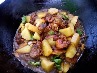 6、大盘鸡的做法及吃时注意事项,中国翻动一下。