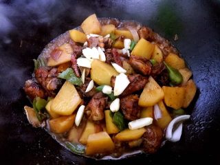 7、大盘鸡的做法及吃时注意事项,大概6分钟左右汤汁变少，加入大蒜盐快炒几下。