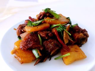 9、大盘鸡的做法及吃时注意事项,装盘。