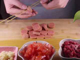 4、教你一个拌面的新吃法，口感爽滑劲道,接着我们取一把意大利面，将面条插入穿过火腿肠，一块火腿插个6根意面即可。