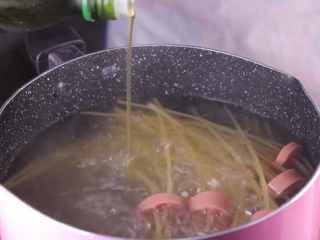 8、教你一个拌面的新吃法，口感爽滑劲道,等意面烫软至全部浸泡在水中时，加入一小勺的盐、一小勺的橄榄油一同煮。