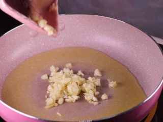 11、教你一个拌面的新吃法，口感爽滑劲道,锅烧热，加入蒜末下锅爆香。