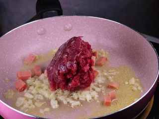 12、教你一个拌面的新吃法，口感爽滑劲道,蒜末爆香后加入牛肉糜跟火腿丁下锅一同翻炒。