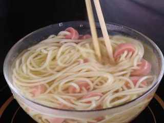 10、教你一个拌面的新吃法，口感爽滑劲道,将煮好的意面捞出，快速浸泡在冰开水中，没有的话放凉开水也行。浸泡片刻后，面条凉了捞出沥干水分装盘备用。